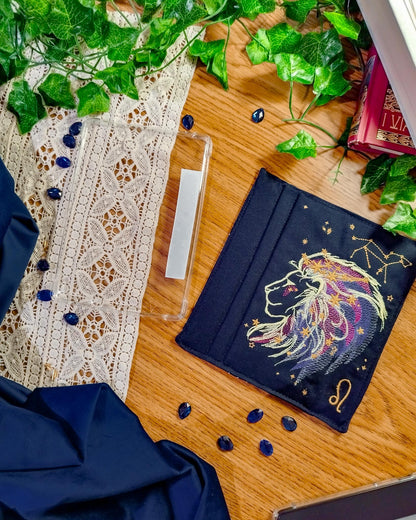Cover rigida rimovibile ricamata per Kindle e Kobo "Segno zodiacale leone"