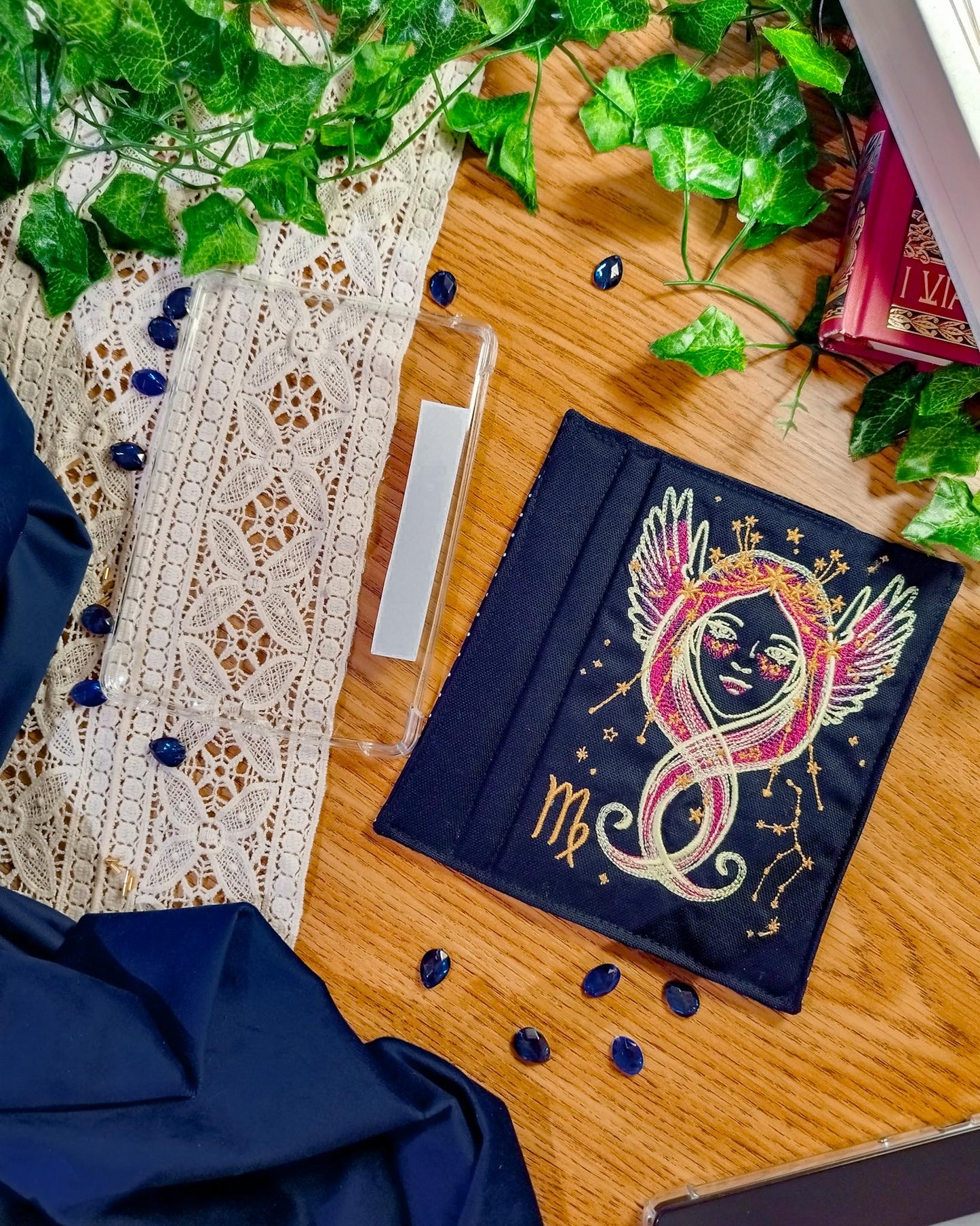 Cover rigida rimovibile ricamata per Kindle e Kobo "Segno zodiacale vergine"