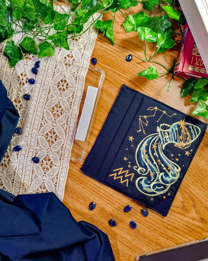 Cover rigida rimovibile ricamata per Kindle e Kobo "Segno zodiacale acquario"
