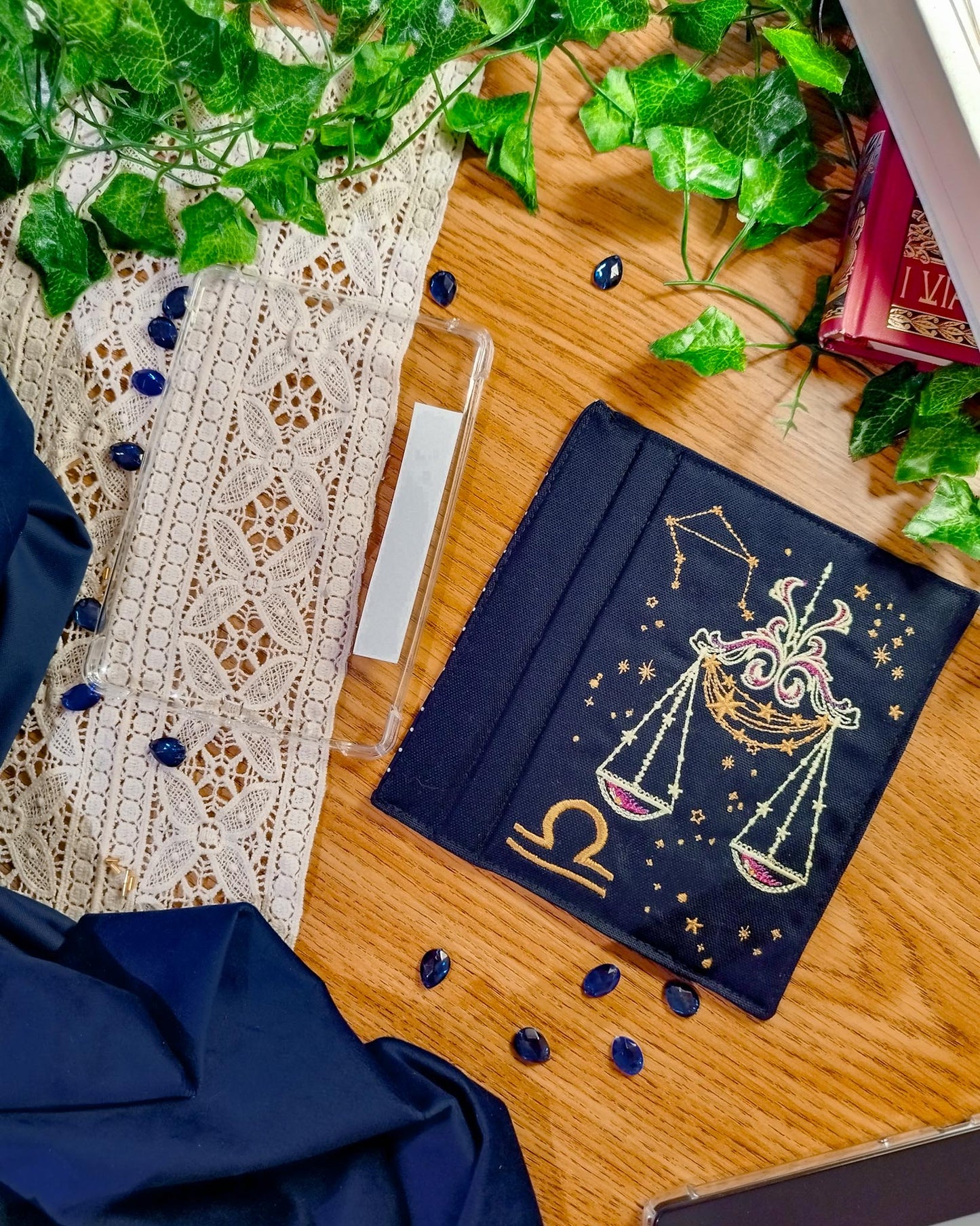 Cover rigida rimovibile ricamata per Kindle e Kobo "Segno zodiacale bilancia"