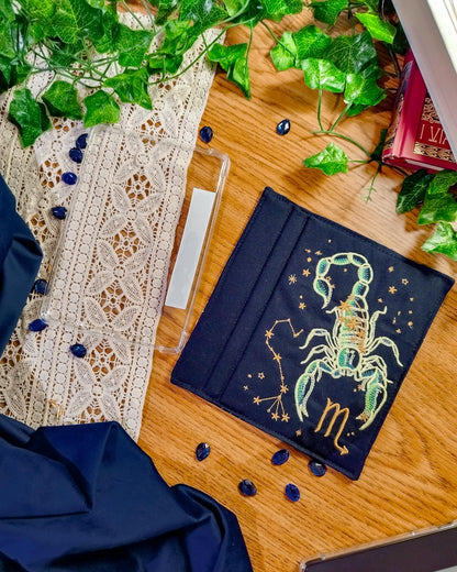 Cover rigida rimovibile ricamata per Kindle e Kobo "Segno zodiacale scorpione"