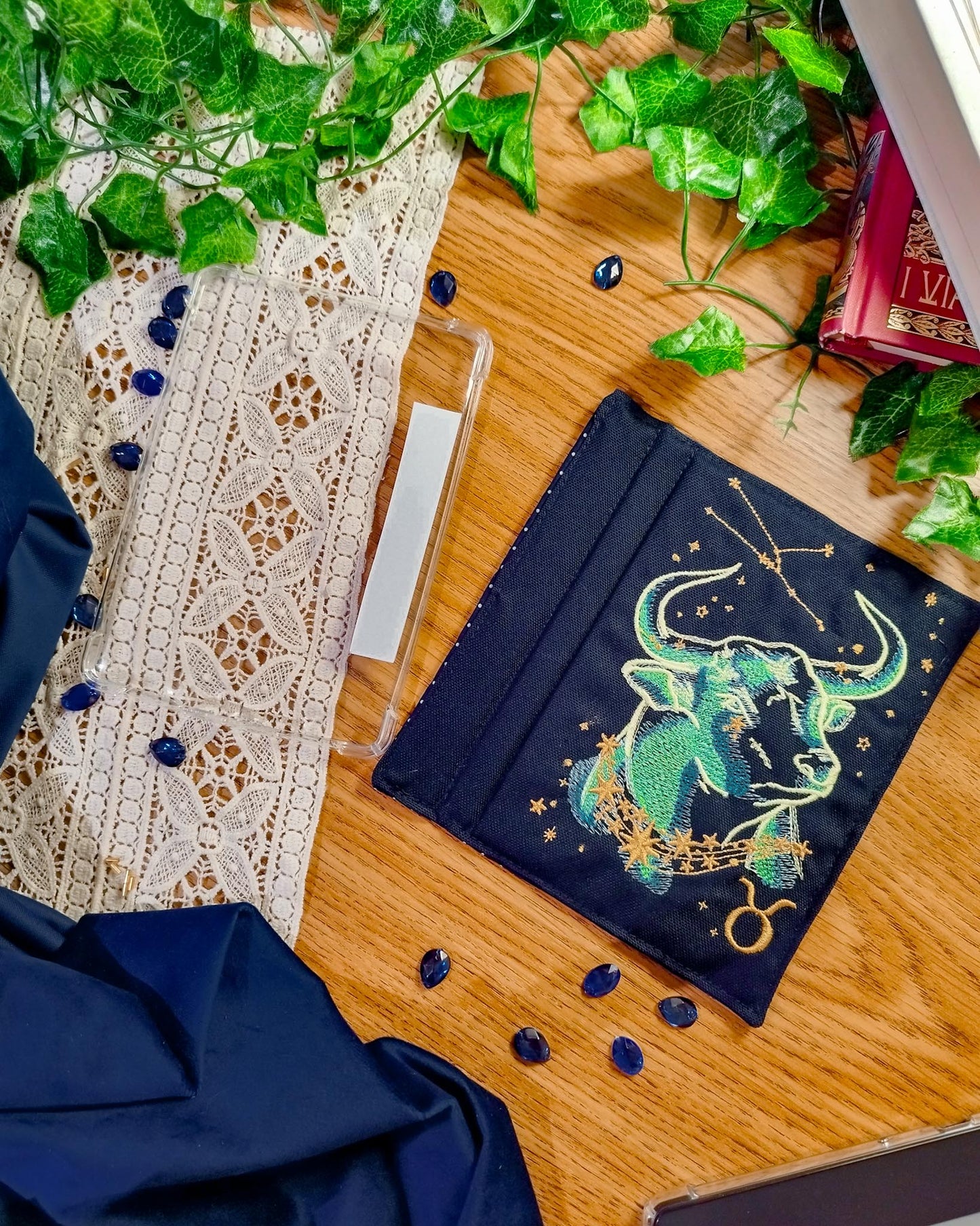 Cover rigida rimovibile ricamata per Kindle e Kobo "Segno zodiacale toro"