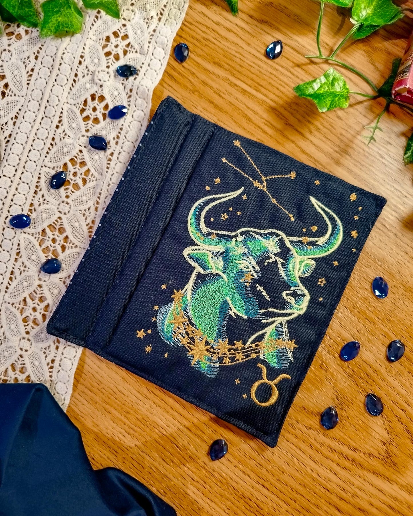 Cover rigida rimovibile ricamata per Kindle e Kobo "Segno zodiacale toro"