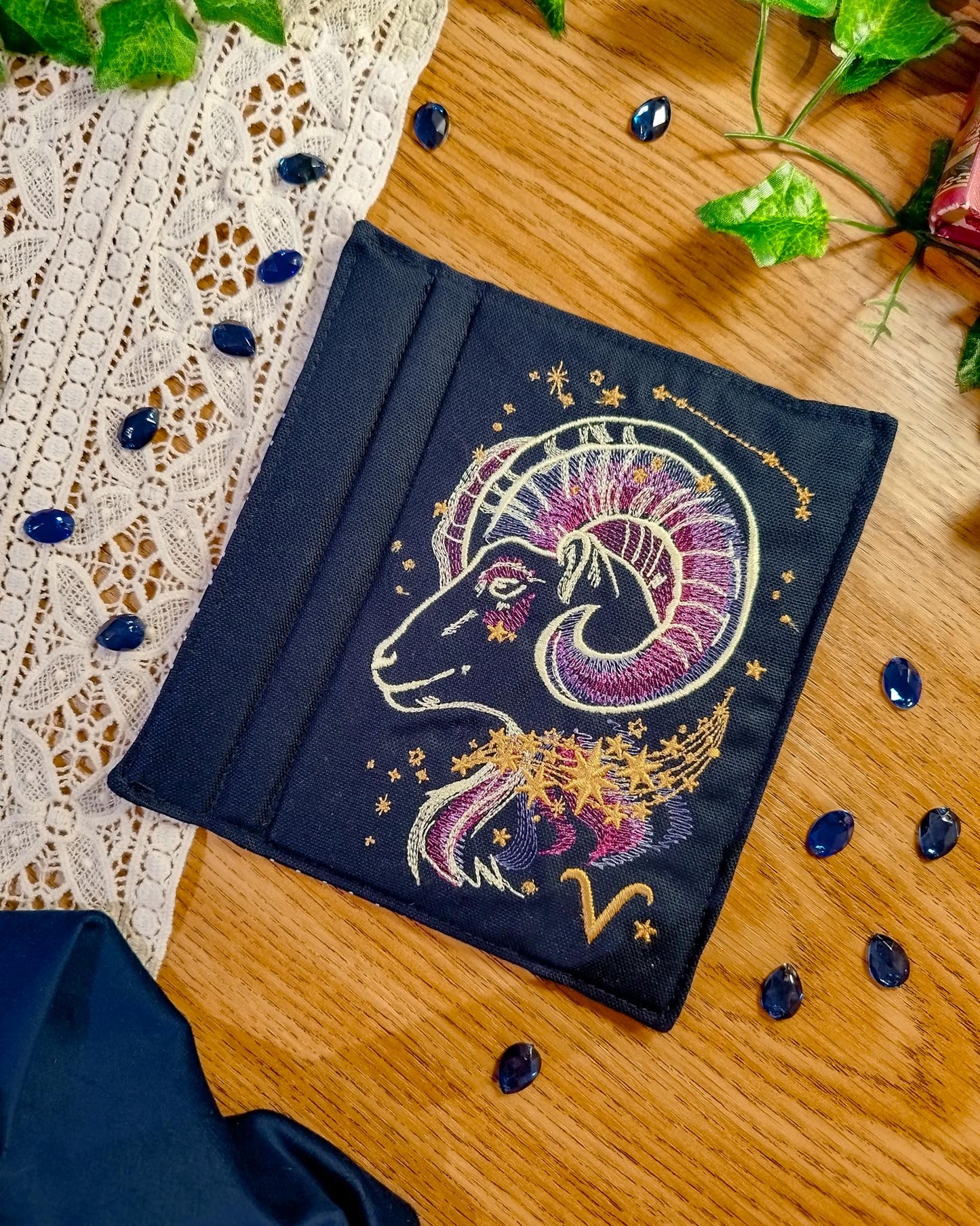 Cover rigida rimovibile ricamata per Kindle e Kobo "Segno zodiacale ariete"