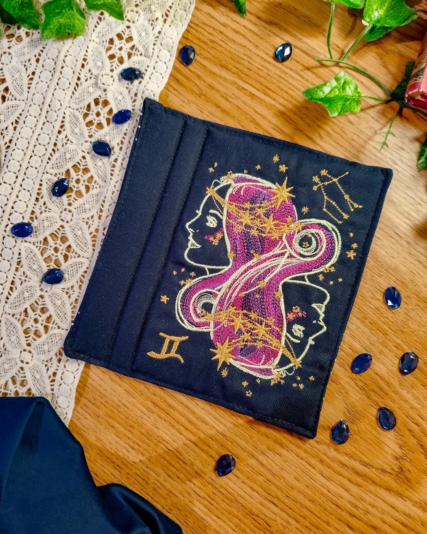 Cover rigida rimovibile ricamata per Kindle e Kobo "Segno zodiacale gemelli"