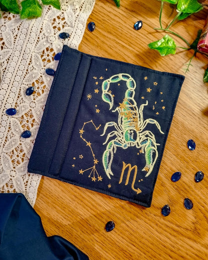 Cover rigida rimovibile ricamata per Kindle e Kobo "Segno zodiacale scorpione"