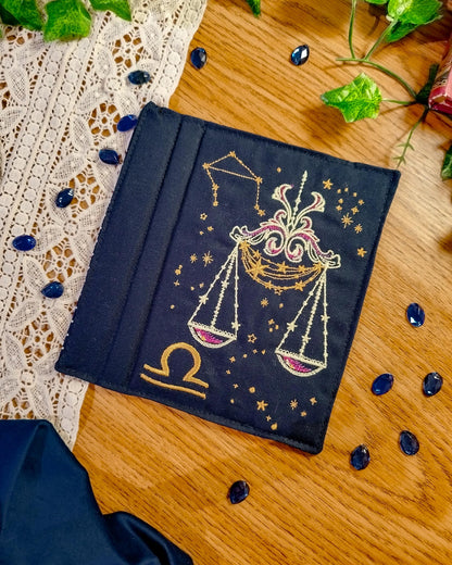 Cover rigida rimovibile ricamata per Kindle e Kobo "Segno zodiacale bilancia"