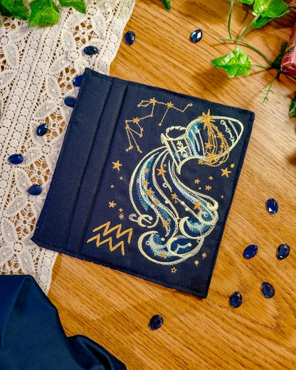 Cover rigida rimovibile ricamata per Kindle e Kobo "Segno zodiacale acquario"