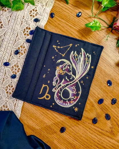 Cover rigida rimovibile ricamata per Kindle e Kobo "Segno zodiacale capricorno"