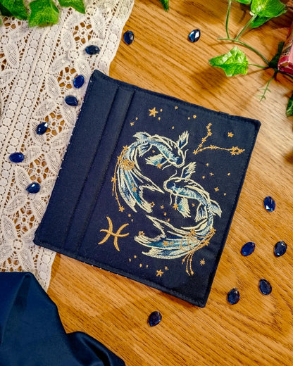 Cover rigida rimovibile ricamata per Kindle e Kobo "Segno zodiacale pesci"