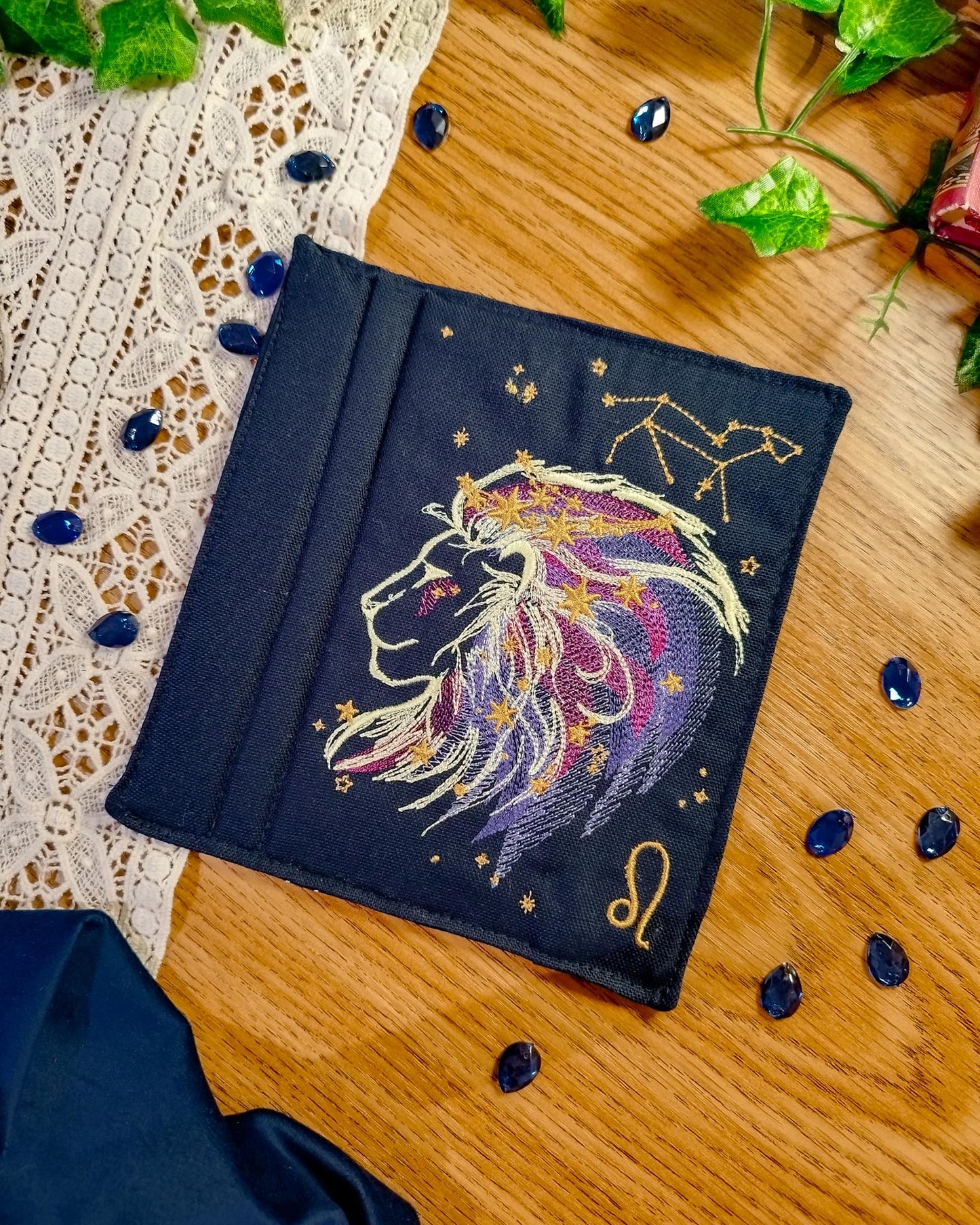 Cover rigida rimovibile ricamata per Kindle e Kobo "Segno zodiacale leone"