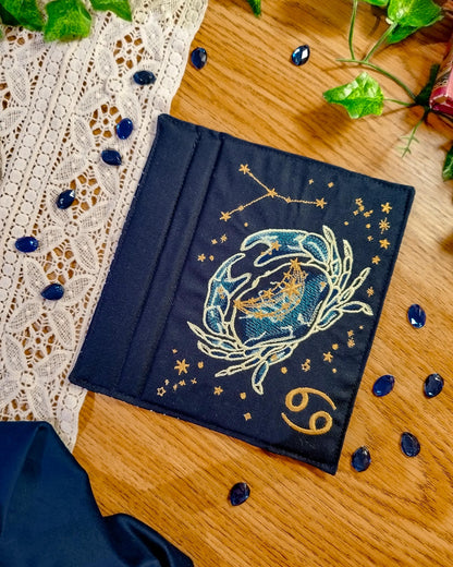 Cover rigida rimovibile ricamata per Kindle e Kobo "Segno zodiacale cancro"