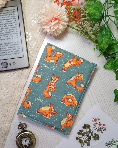 Cover rigida rimovibile per ebook reader Kindle e Kobo "Volpi yoga"