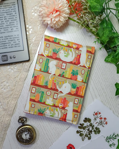Cover rigida rimovibile per ebook reader Kindle e Kobo "Gatti in libreria beige"