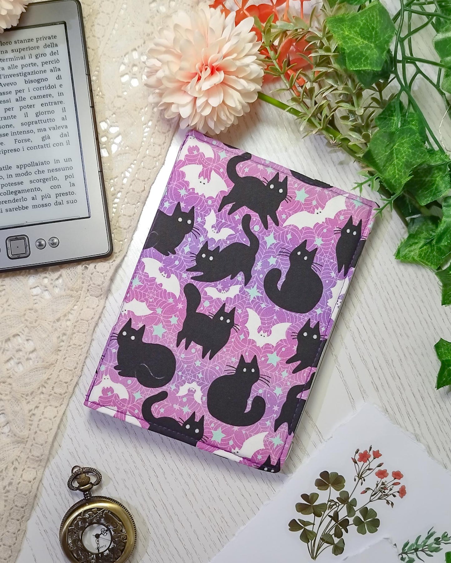 Cover rigida rimovibile per ebook reader Kindle e Kobo "Gatti e pipistrelli viola"