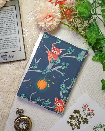 Cover rigida rimovibile per ebook reader Kindle e Kobo "Panda rossi sugli alberi"
