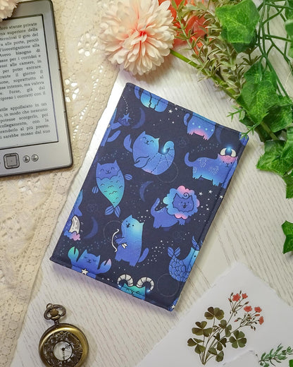 Cover rigida rimovibile per ebook reader Kindle e Kobo "Gatti zodiaco"