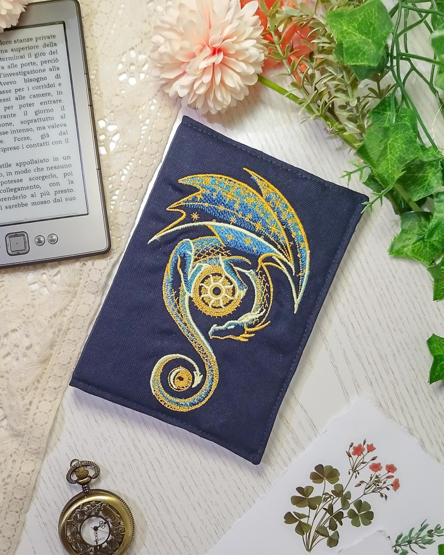 Cover rigida rimovibile ricamata per Kindle e Kobo "Drago e sole celestiale"