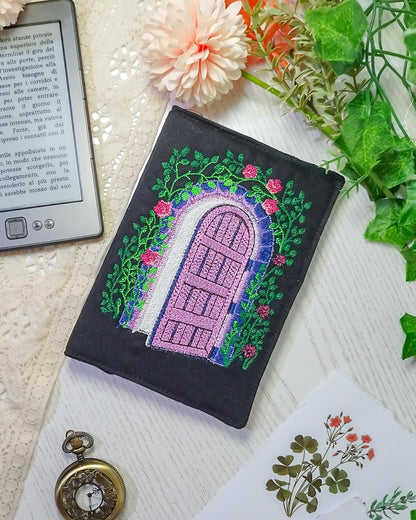 Cover rigida rimovibile ricamata per Kindle e Kobo "Porta sul giardino"