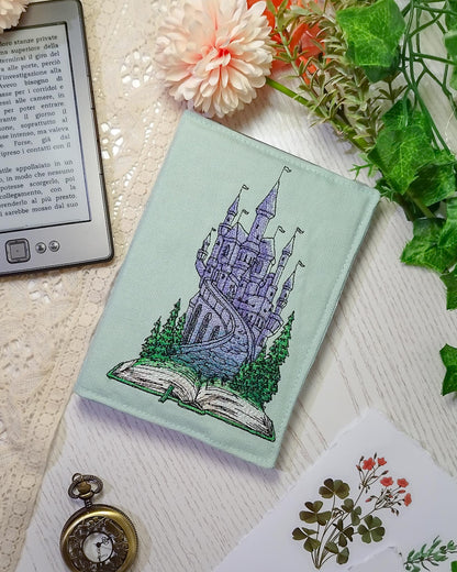Cover rigida rimovibile ricamata per Kindle e Kobo "Castello sul libro"