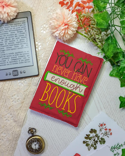 Cover rigida rimovibile ricamata per Kindle e Kobo "Never have enough books"