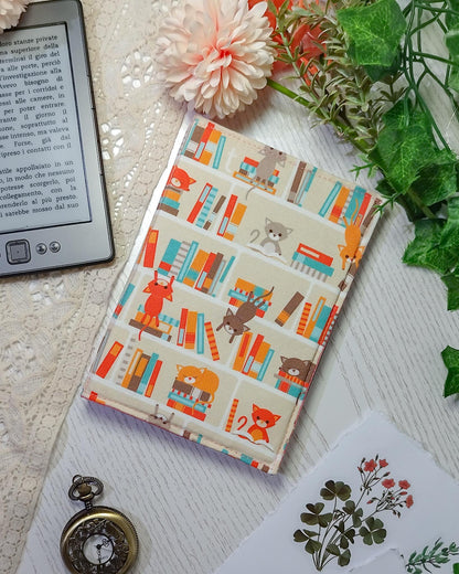 Cover rigida rimovibile per ebook reader Kindle e Kobo "Gatti in libreria rosa"