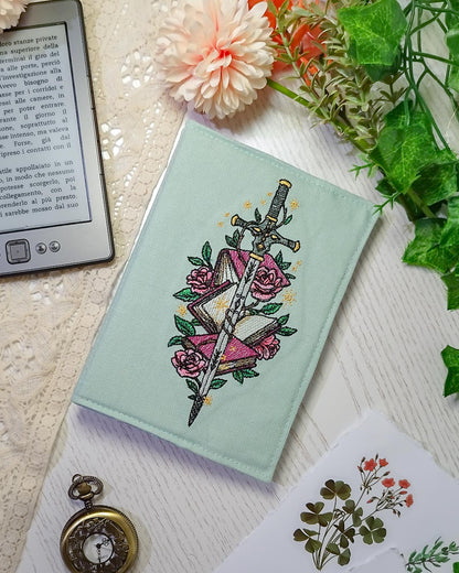 Cover rigida rimovibile ricamata per Kindle e Kobo "Spada e libri"