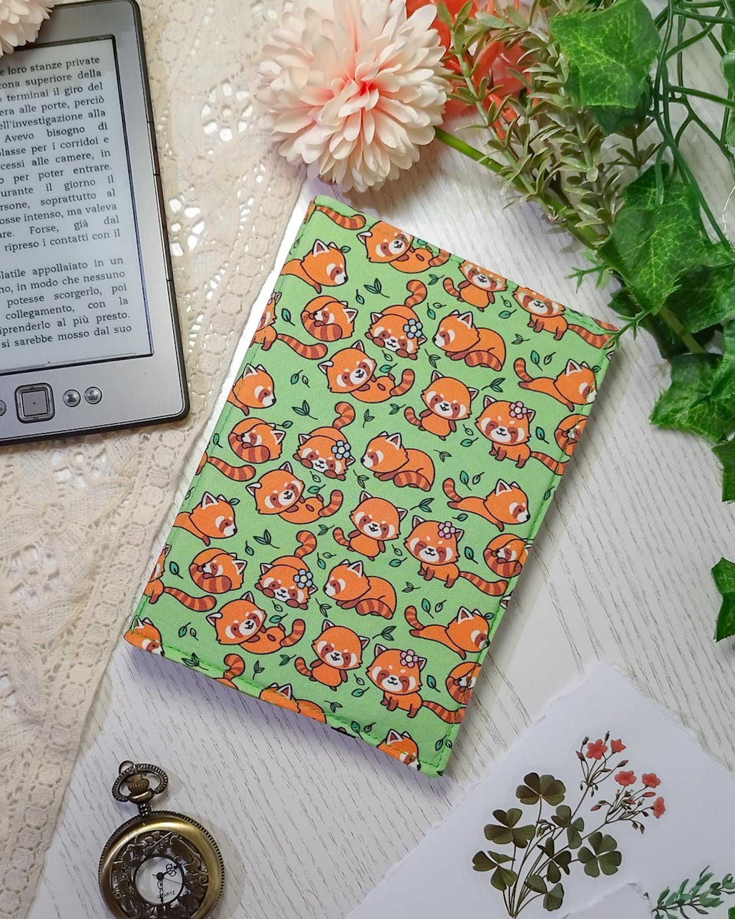 Cover rigida rimovibile per ebook reader Kindle e Kobo "Panda rossi sui prati"