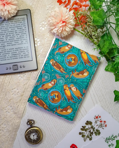 Cover rigida rimovibile per ebook reader Kindle e Kobo "Lontre innamorate"