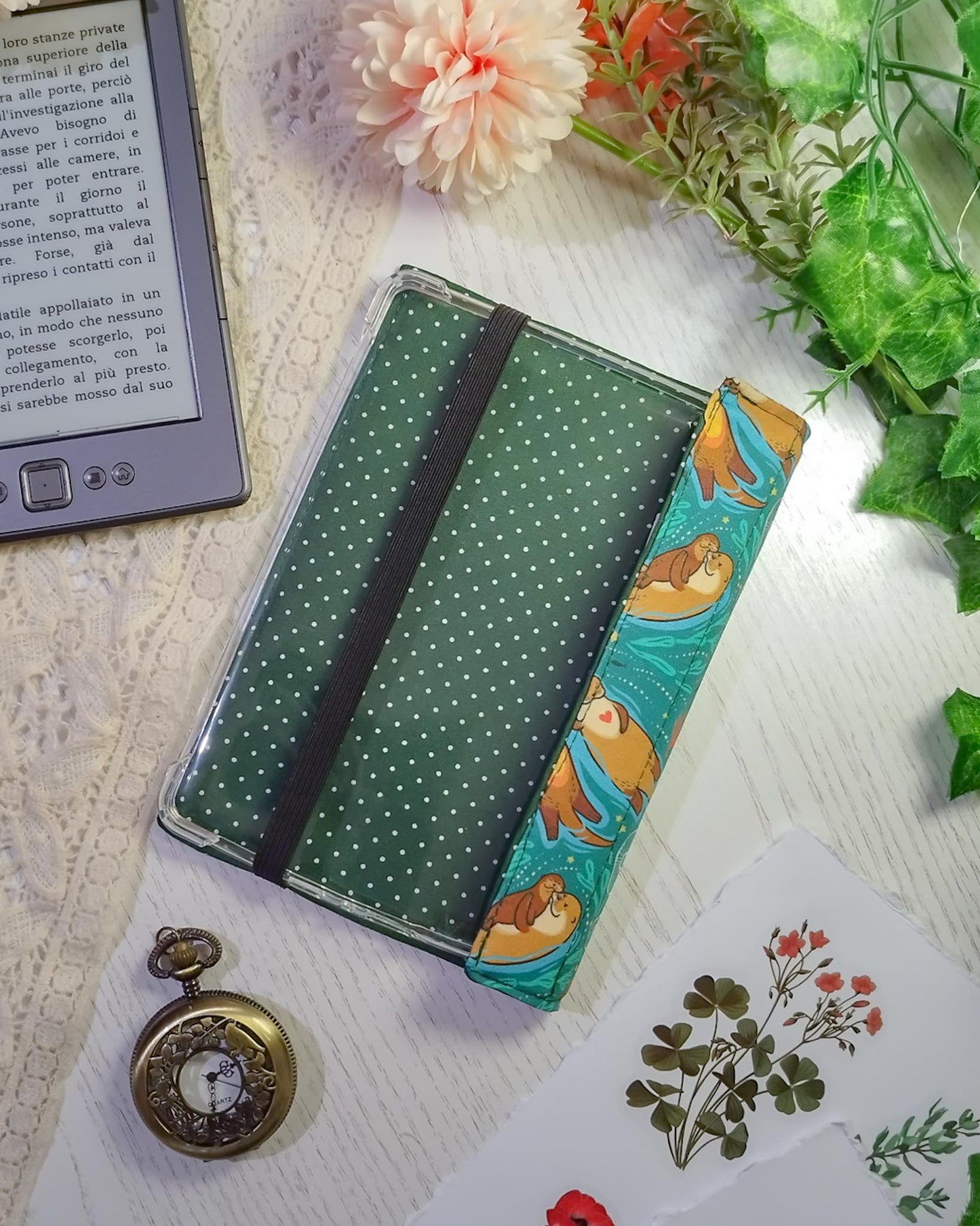 Cover rigida rimovibile per ebook reader Kindle e Kobo "Lontre innamorate"