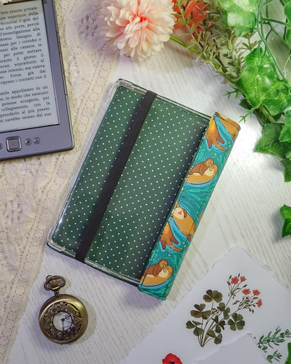 Cover rigida rimovibile per ebook reader Kindle e Kobo "Lontre innamorate"