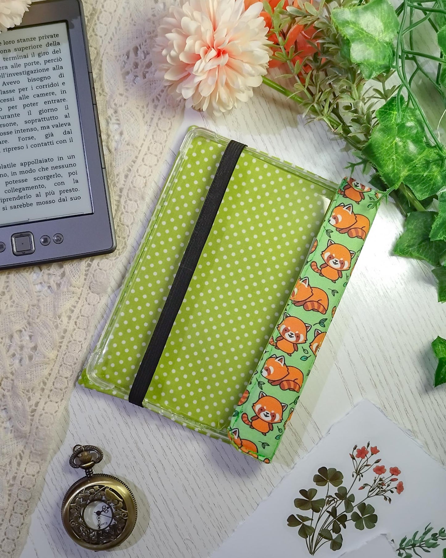 Cover rigida rimovibile per ebook reader Kindle e Kobo "Panda rossi sui prati"