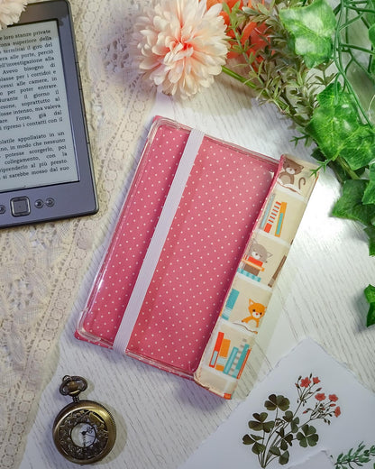 Cover rigida rimovibile per ebook reader Kindle e Kobo "Gatti in libreria rosa"