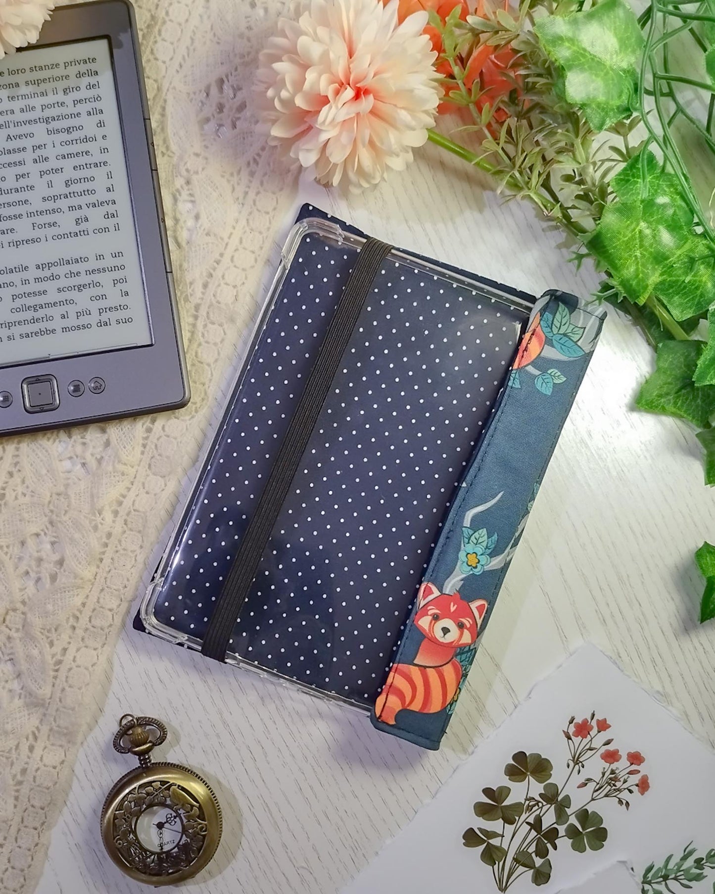 Cover rigida rimovibile per ebook reader Kindle e Kobo "Panda rossi sugli alberi"