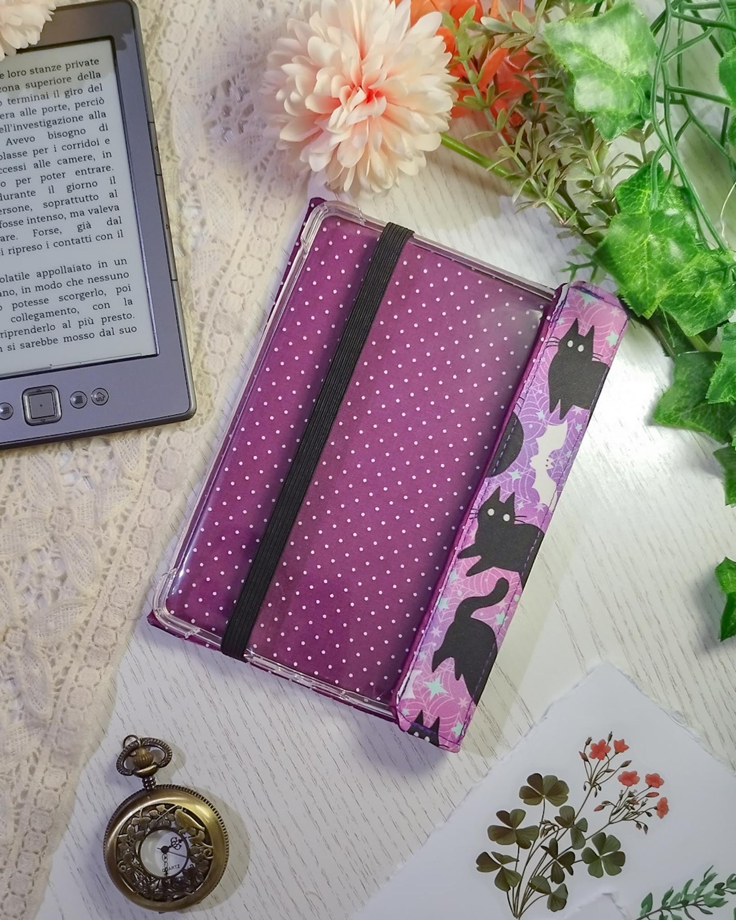 Cover rigida rimovibile per ebook reader Kindle e Kobo "Gatti e pipistrelli viola"
