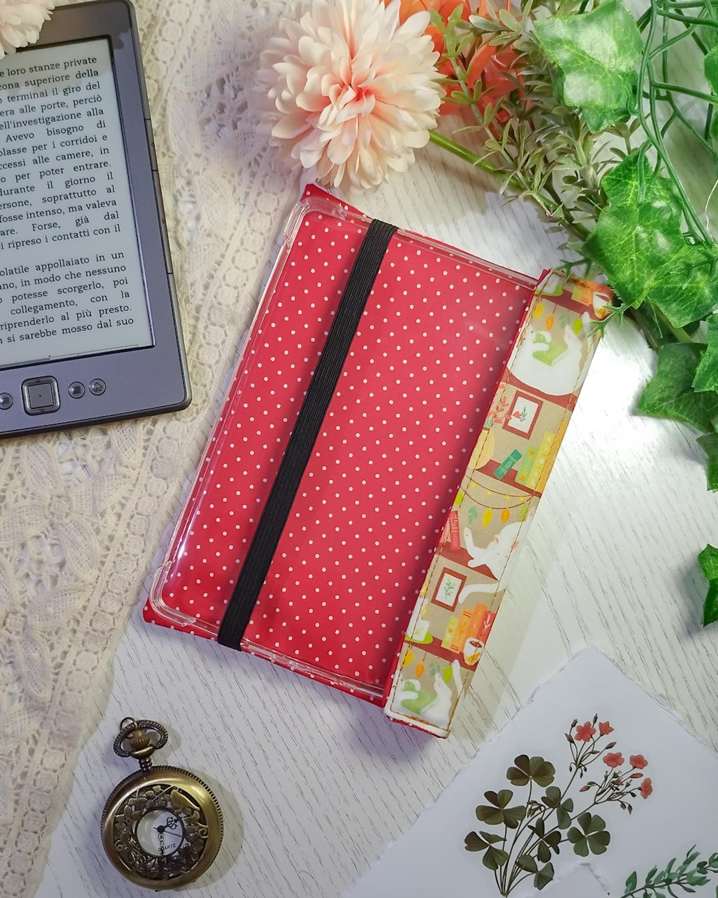 Cover rigida rimovibile per ebook reader Kindle e Kobo "Gatti in libreria beige"