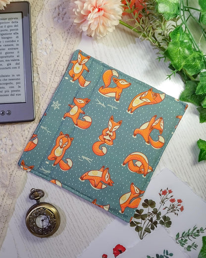 Cover rigida rimovibile per ebook reader Kindle e Kobo "Volpi yoga"