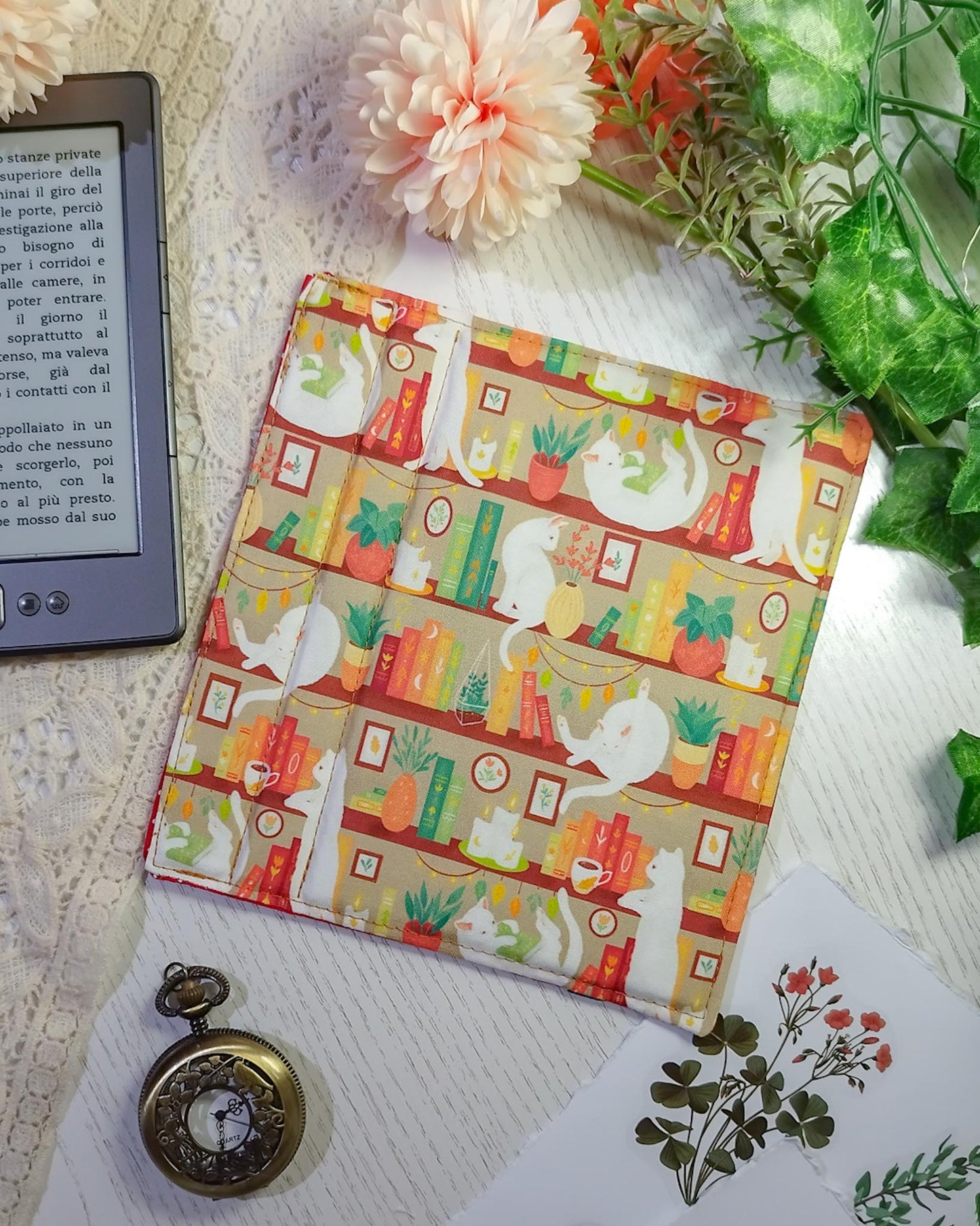 Cover rigida rimovibile per ebook reader Kindle e Kobo "Gatti in libreria beige"