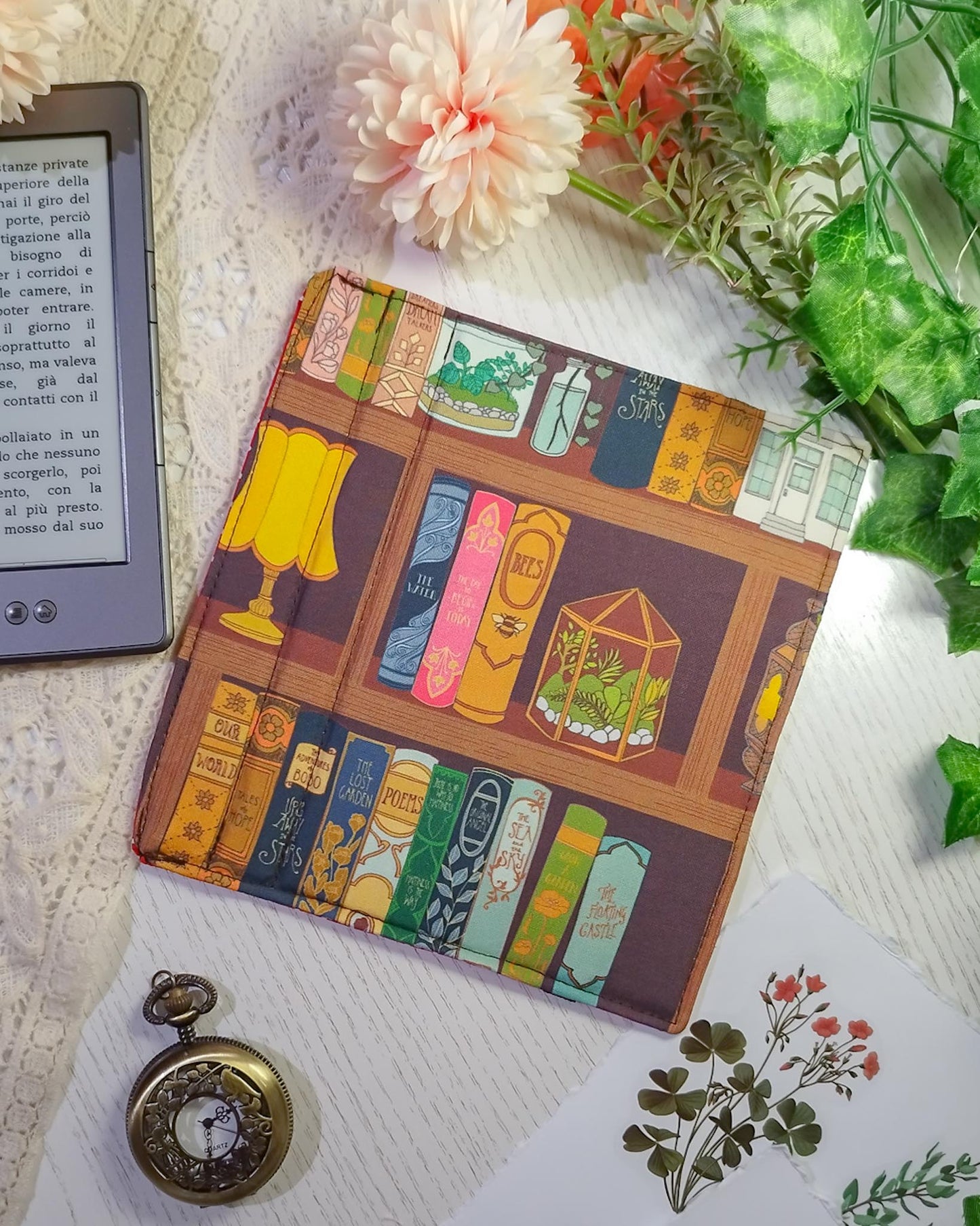 Cover rigida rimovibile per ebook reader Kindle e Kobo "Libri sugli scaffali"