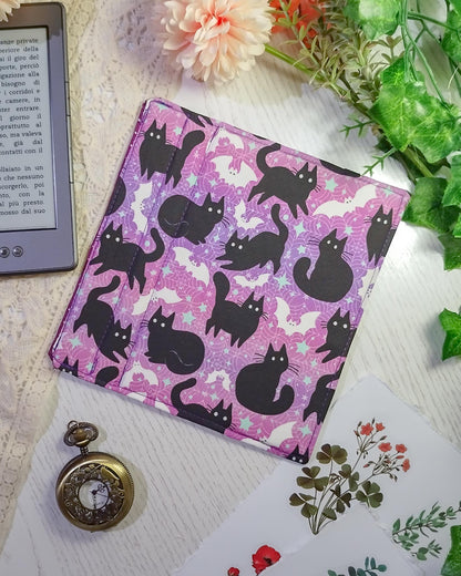 Cover rigida rimovibile per ebook reader Kindle e Kobo "Gatti e pipistrelli viola"