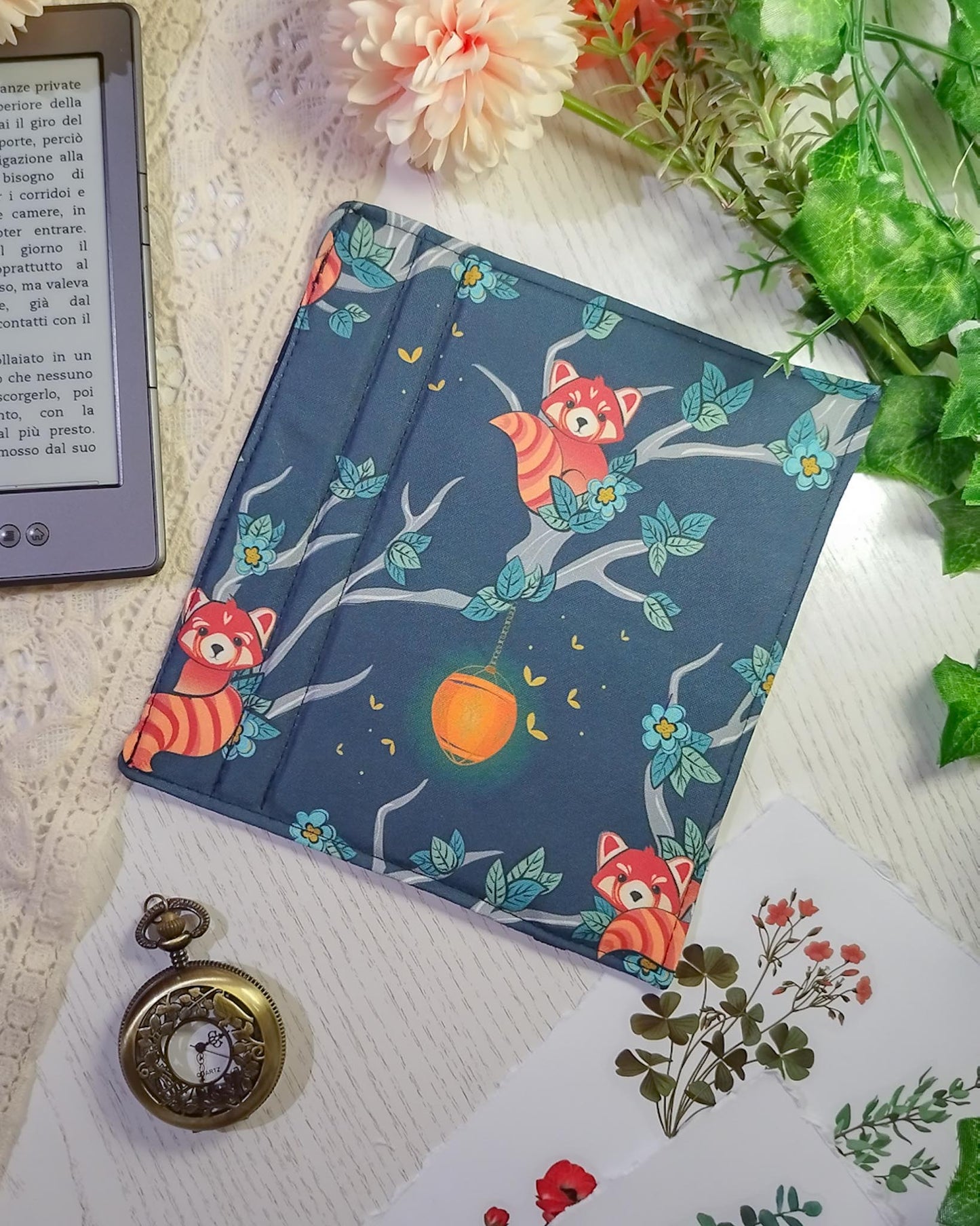 Cover rigida rimovibile per ebook reader Kindle e Kobo "Panda rossi sugli alberi"