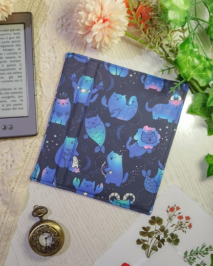 Cover rigida rimovibile per ebook reader Kindle e Kobo "Gatti zodiaco"