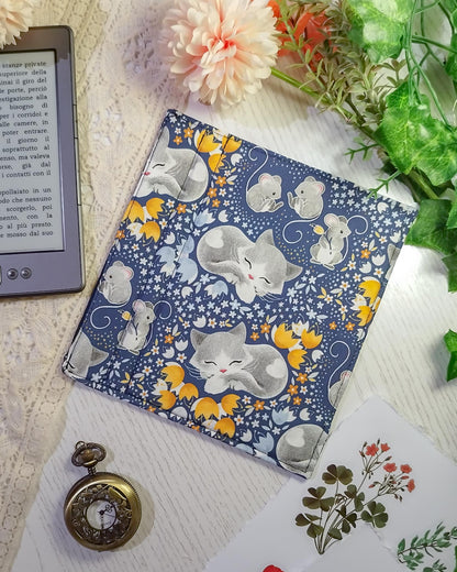 Cover rigida rimovibile per ebook reader Kindle e Kobo "Gatti e topi"