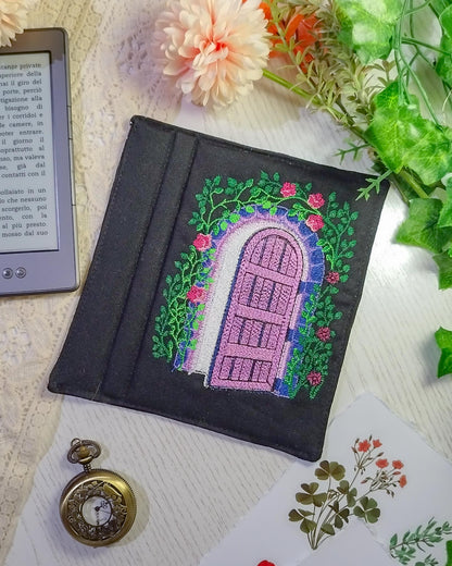 Cover rigida rimovibile ricamata per Kindle e Kobo "Porta sul giardino"