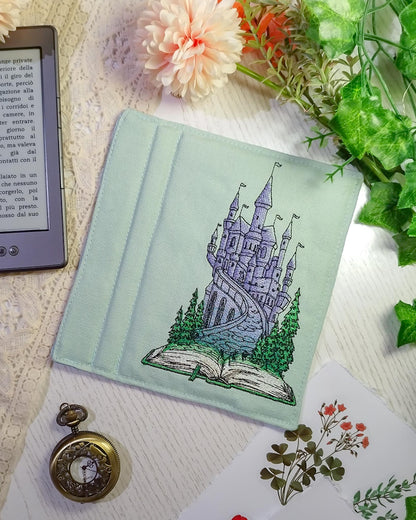 Cover rigida rimovibile ricamata per Kindle e Kobo "Castello sul libro"