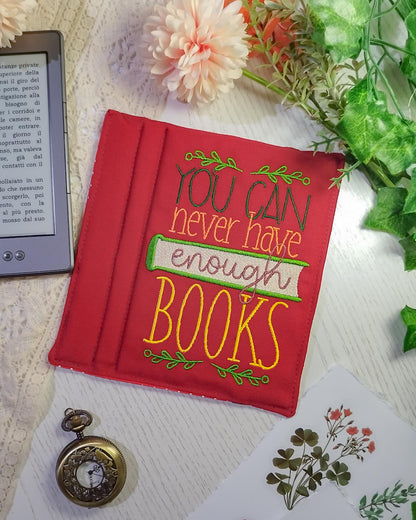 Cover rigida rimovibile ricamata per Kindle e Kobo "Never have enough books"