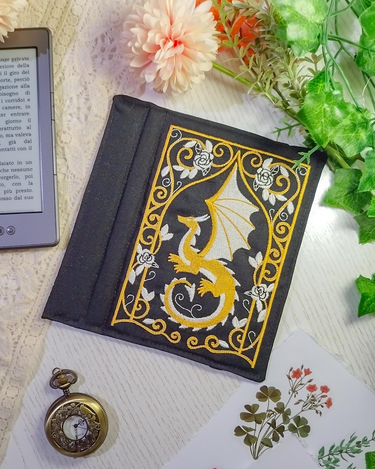 Cover rigida rimovibile ricamata per Kindle e Kobo "Drago ghirigori"