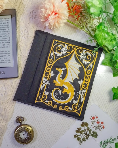 Cover rigida rimovibile ricamata per Kindle e Kobo "Drago ghirigori"
