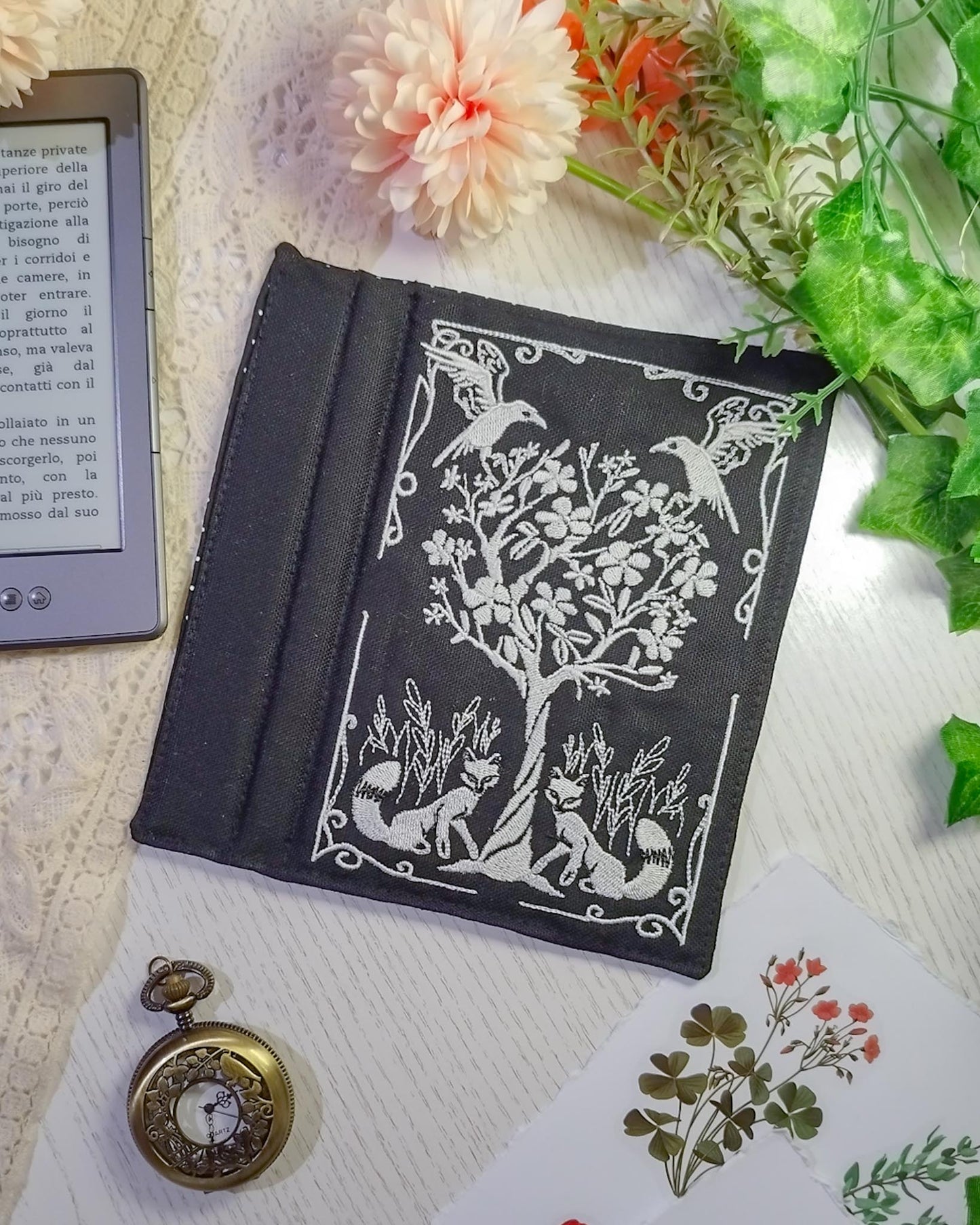 Cover rigida rimovibile ricamata per Kindle e Kobo "Volpi e corvi"