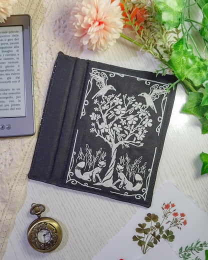 Cover rigida rimovibile ricamata per Kindle e Kobo "Volpi e corvi"